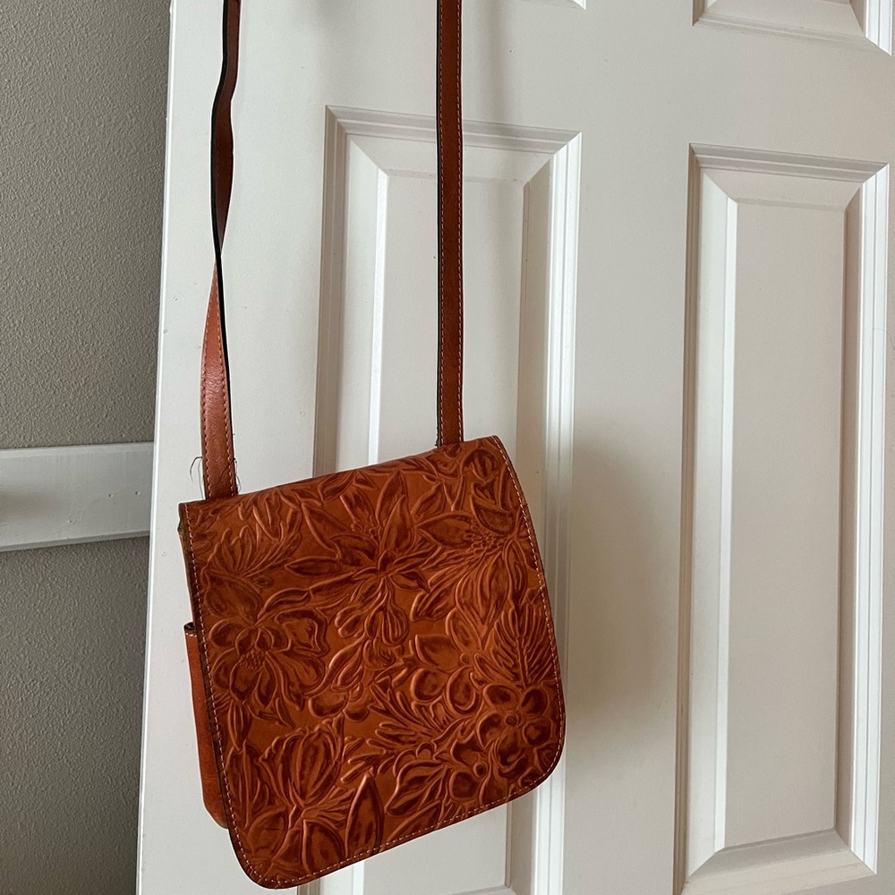 Patricia Nash medium size shoulder bag leather with beautiful floral design